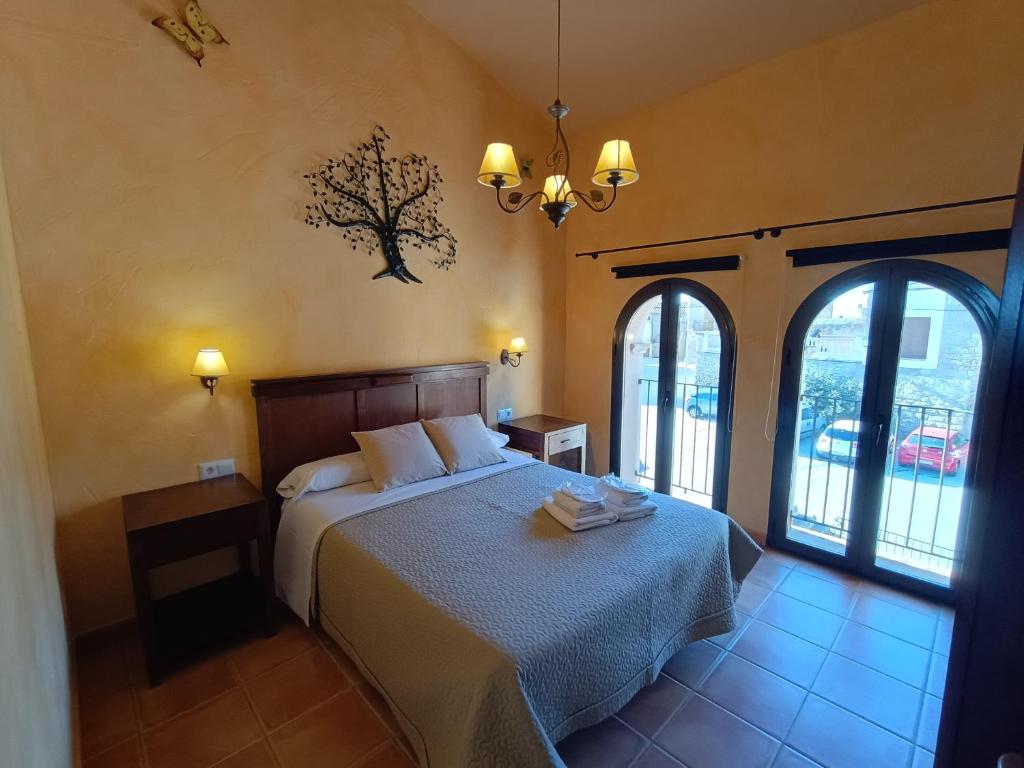 um quarto com uma cama com uma árvore na parede em Cal Emilia em Ossó de Sió