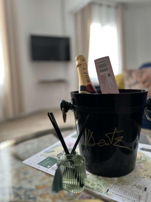 - un seau rempli de bouteilles de vin sur une table dans l'établissement Beau Séjour, à Épernay