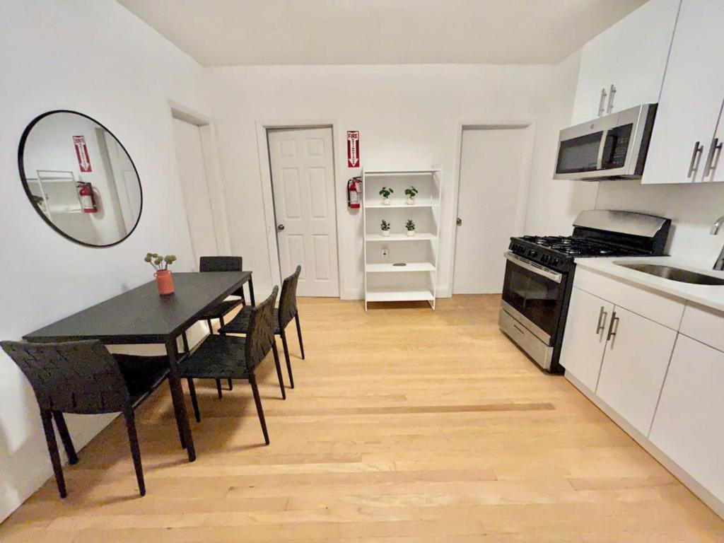 eine Küche mit einem schwarzen Tisch und Stühlen in der Unterkunft 231- 2B 1B Easy Commute to NYC in Hoboken
