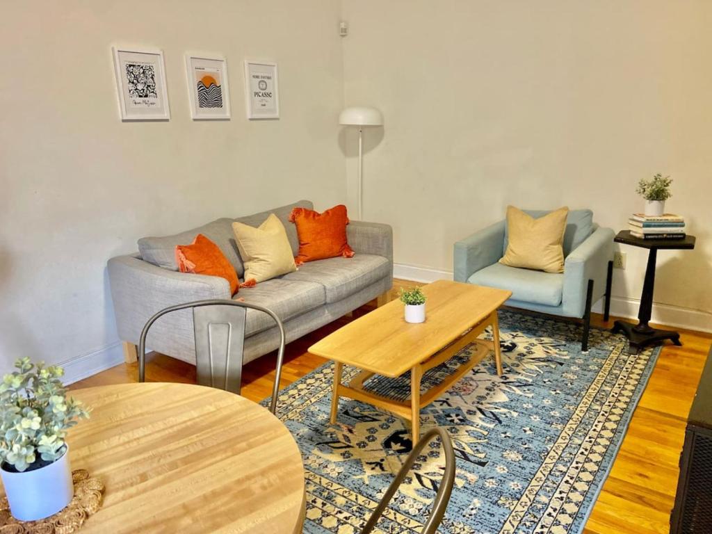 una sala de estar con un sofá y una mesa en 118-1 GB Internet Great Summer 2 Bed 2 Bath Stay, en Hoboken