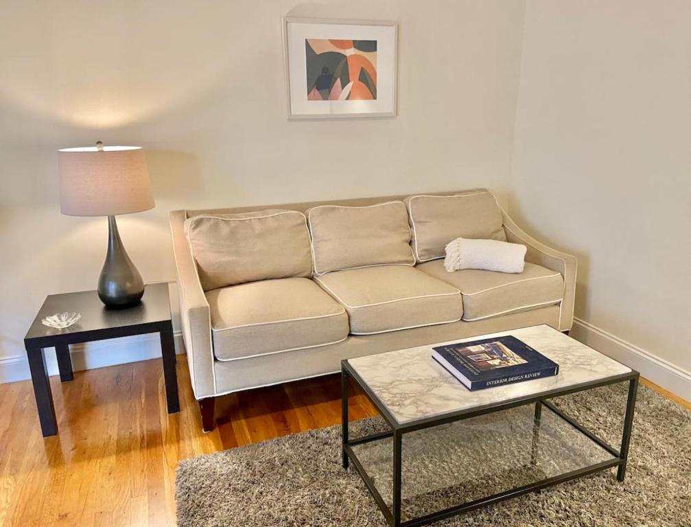 een woonkamer met een bank en een tafel bij 112-2Bed 2Bath w beautiful living room and balcony in Hoboken