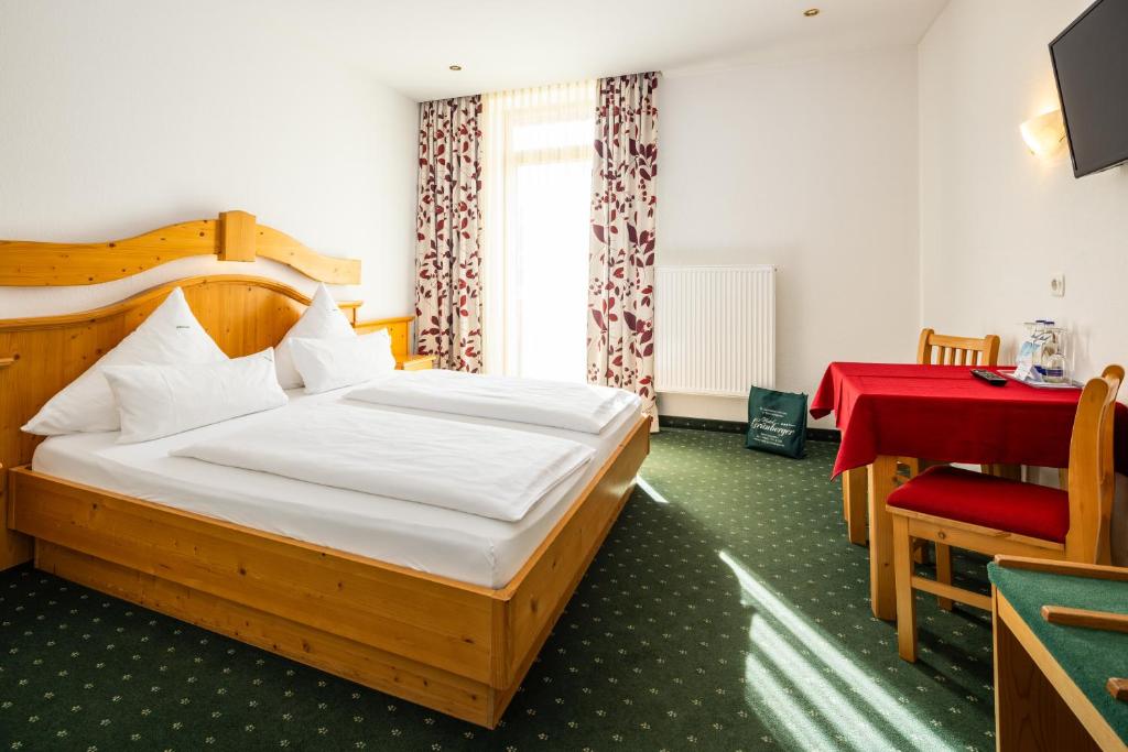 Postel nebo postele na pokoji v ubytování Hotel Gruenberger