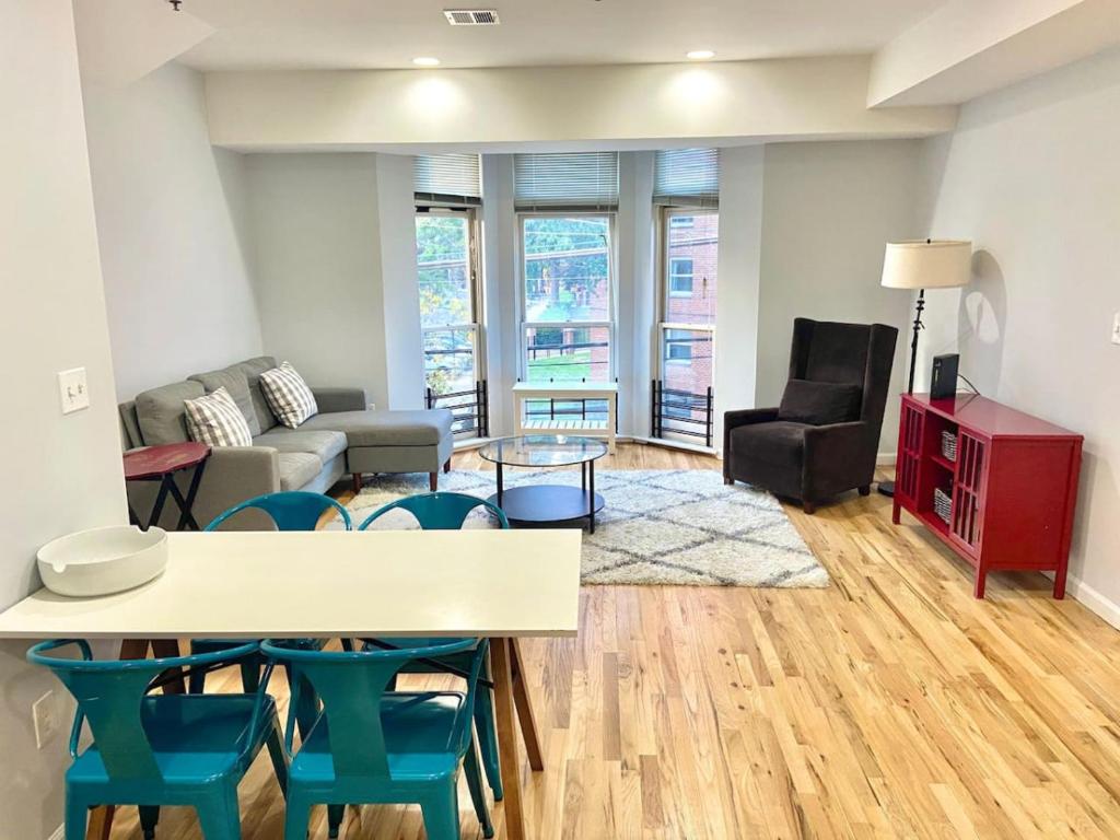 uma sala de estar com mesa e cadeiras em 205-Bright and Airy 2Bed 2 Bath Apartment in Hoboken em Hoboken