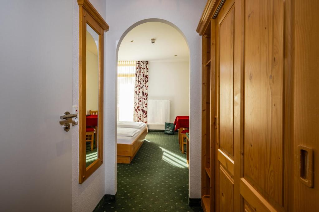 Postel nebo postele na pokoji v ubytování Hotel Gruenberger