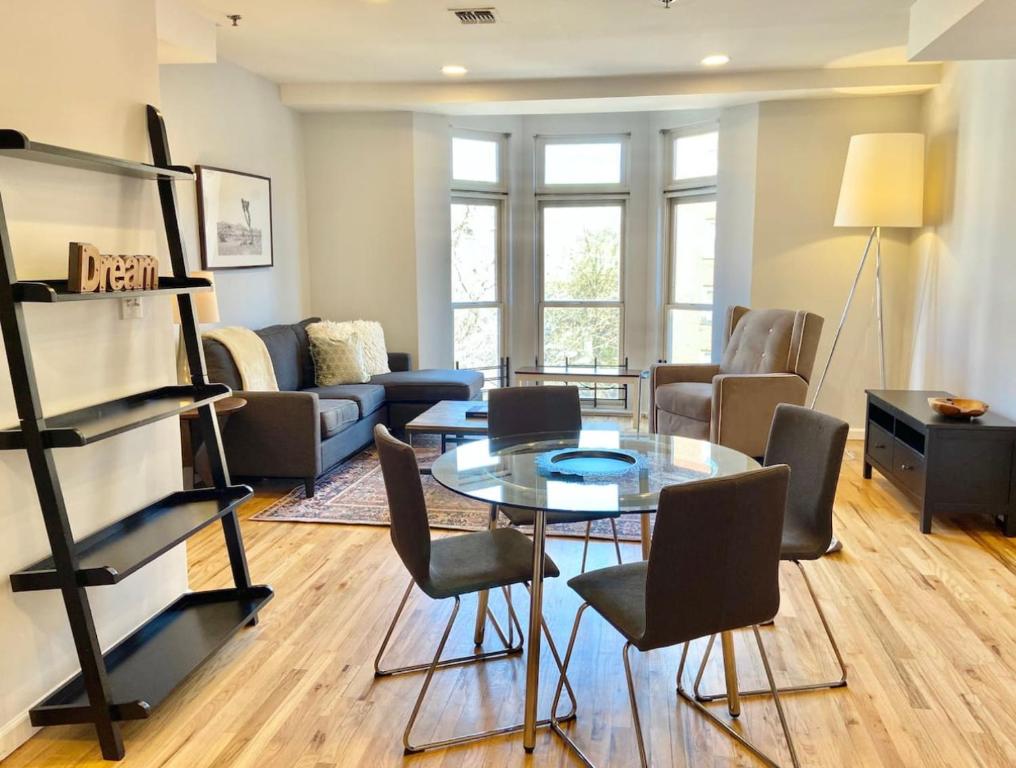 - un salon avec une table et des chaises en verre dans l'établissement 211-Spacious 2Bed 2 Bath in the heart of Hoboken, à Hoboken