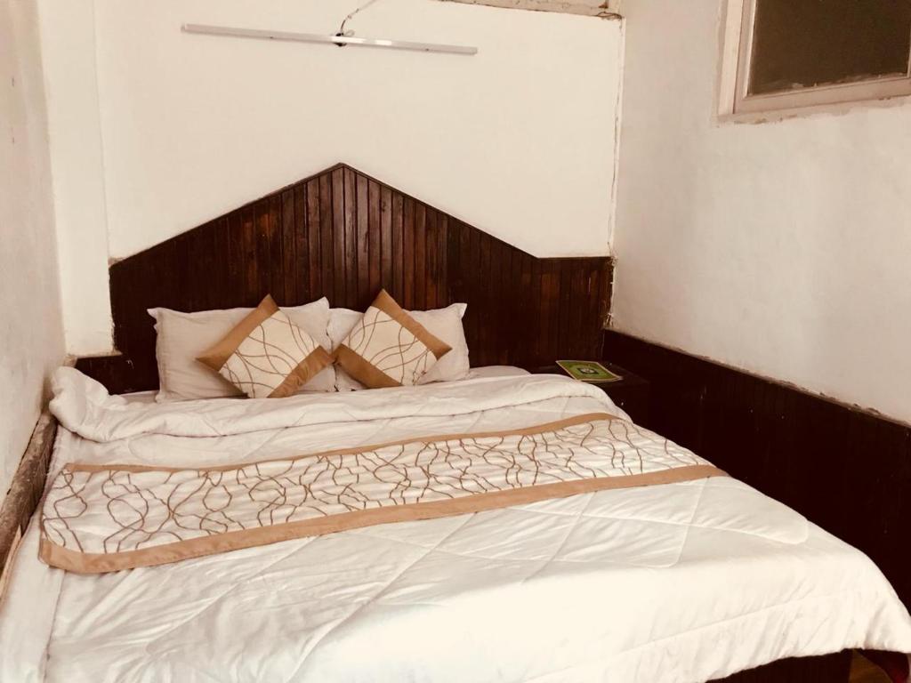 Postel nebo postele na pokoji v ubytování Tarun Residency