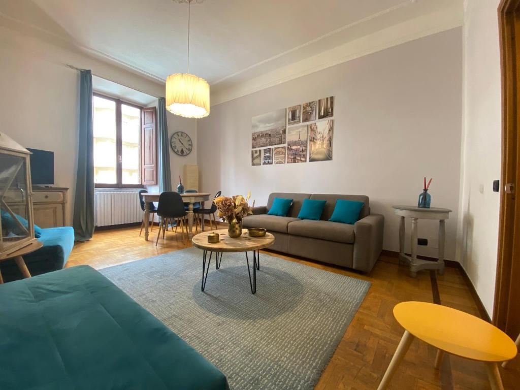 a living room with a couch and a table at "La Piccola Londra "appartamento a Roma vicino a piazza del Popolo in Rome