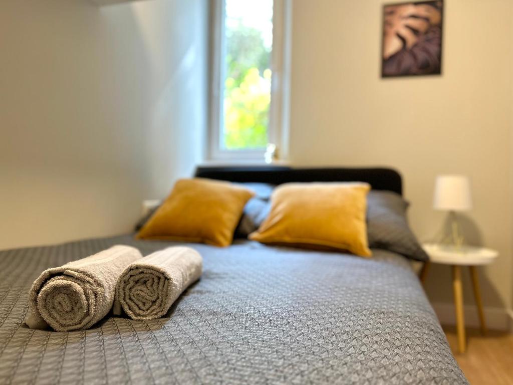 um quarto com uma cama com toalhas em MMRent Frog Room em Gdansk