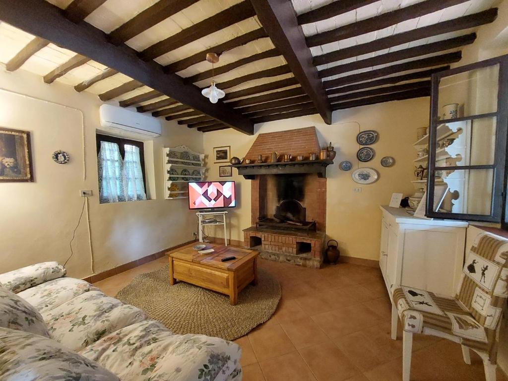 Televízia a/alebo spoločenská miestnosť v ubytovaní Villa la Pieve