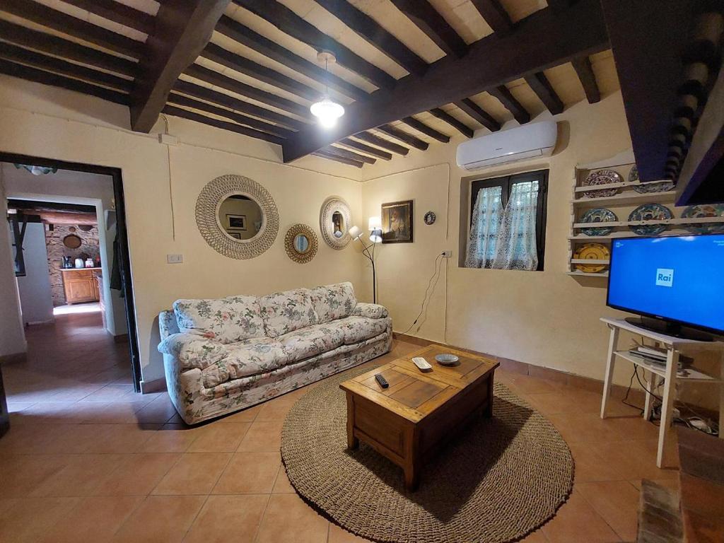 Televízia a/alebo spoločenská miestnosť v ubytovaní Villa la Pieve