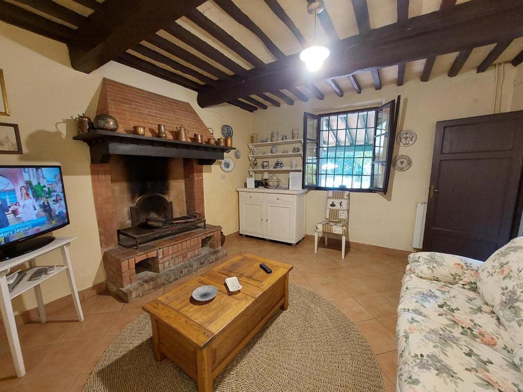 Televízia a/alebo spoločenská miestnosť v ubytovaní Villa la Pieve