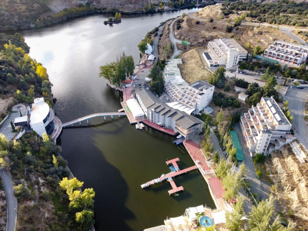 una vista aérea de un puerto deportivo en un lago en Hotel Náyade en Los Ángeles de San Rafael