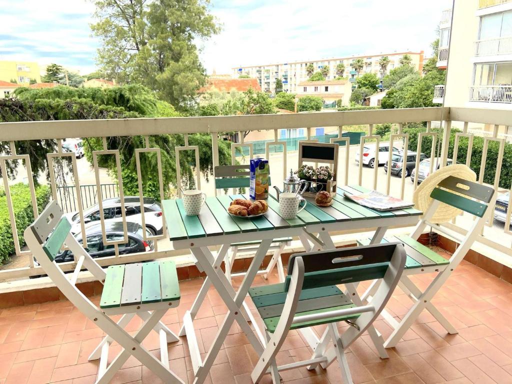 un balcon avec une table et des chaises sur un balcon dans l'établissement Appartement 2 pièces, 4 couchages, Fréjus – Proche plage et port, résidence sécurisée - FR-1-226A-118, à Fréjus
