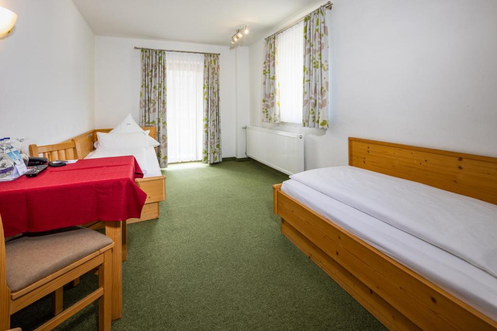 Postel nebo postele na pokoji v ubytování Hotel Gruenberger