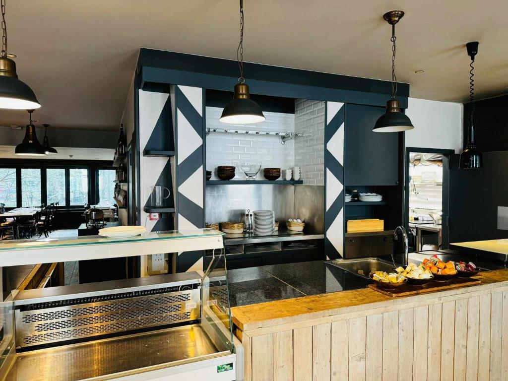 Kuchyň nebo kuchyňský kout v ubytování Hôtel Val de Poix- Logis Hôtel Restaurant