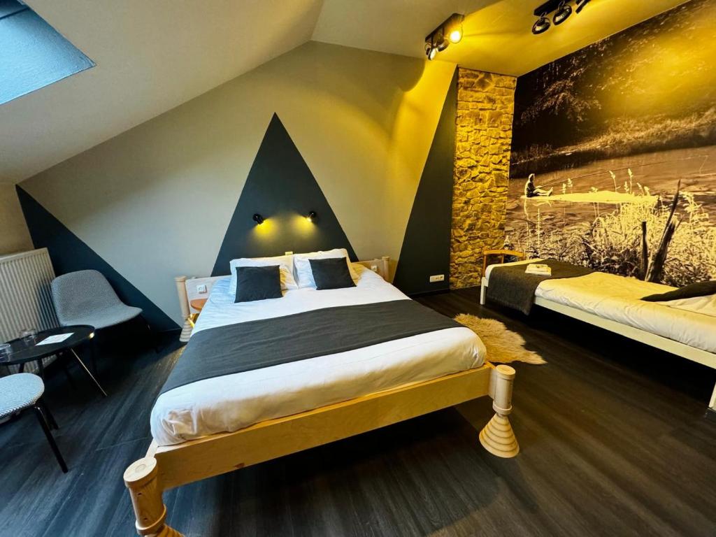 Postel nebo postele na pokoji v ubytování Hôtel Val de Poix- Logis Hôtel Restaurant