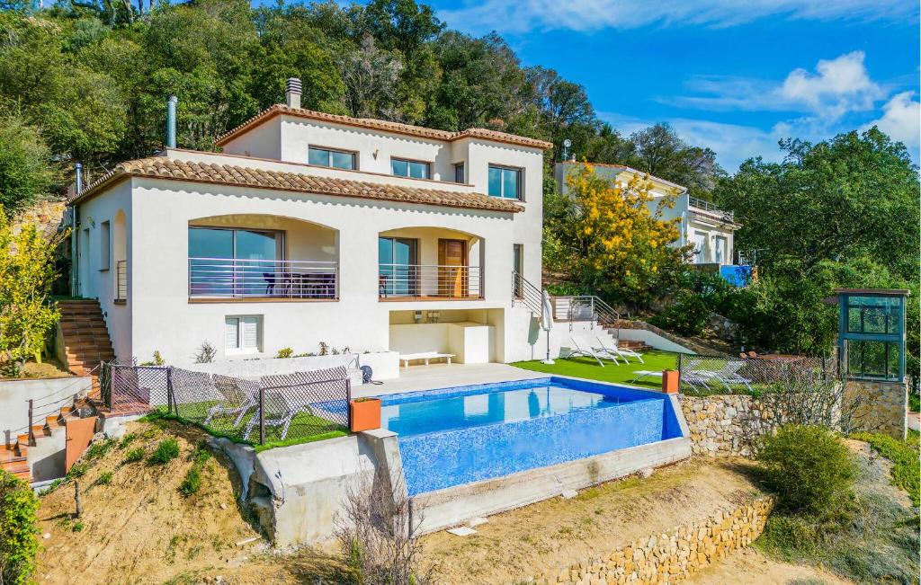 una imagen de una casa con piscina en 4 Bedroom Beautiful Home In Santa Cristina Daro, en Santa Cristina d'Aro