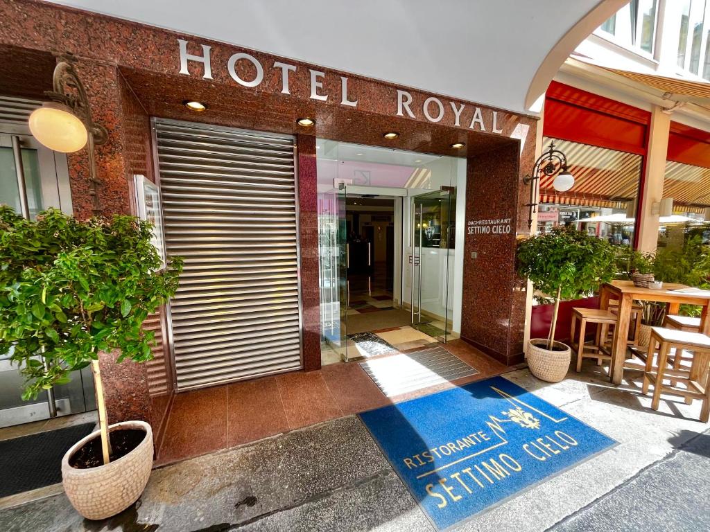 un vestíbulo de hotel con un cartel de hotel rover en el suelo en Hotel Royal en Viena