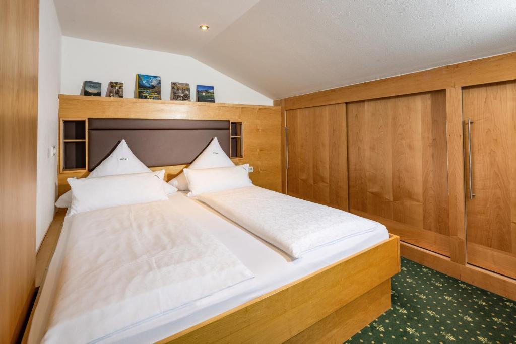 Postel nebo postele na pokoji v ubytování Hotel Gruenberger