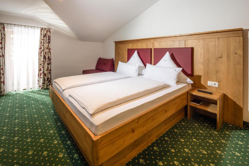 Postel nebo postele na pokoji v ubytování Hotel Gruenberger