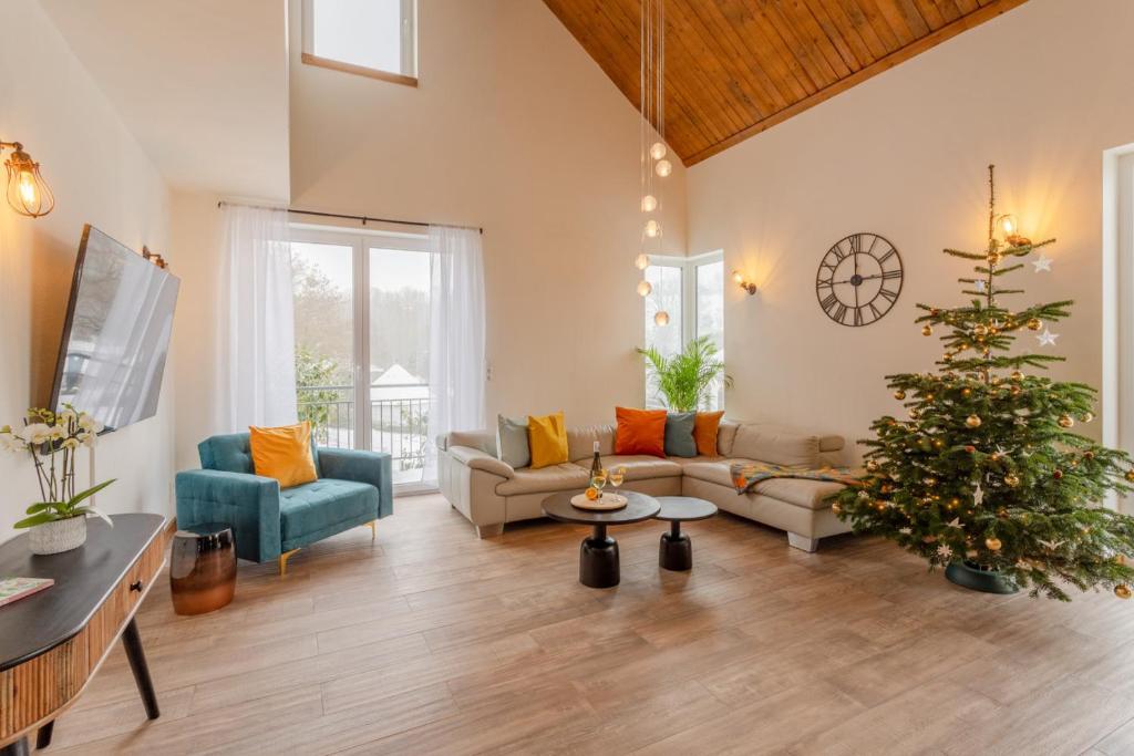 un soggiorno con un albero di Natale di Industrial Loft Whirlpool, Sauna, Terrace a Hohenfels-Essingen
