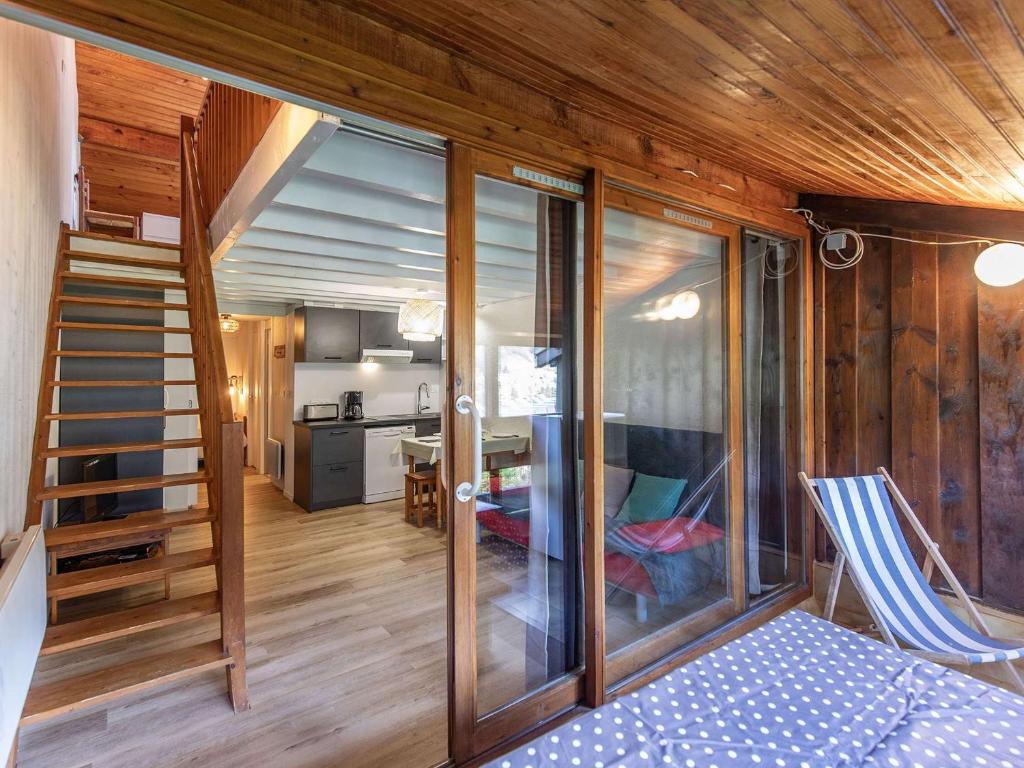 une chambre avec un lit et un escalier dans une maison dans l'établissement T2 rénové avec terrasse, parking privé, local vélos à Cauterets - FR-1-401-290, à Cauterets