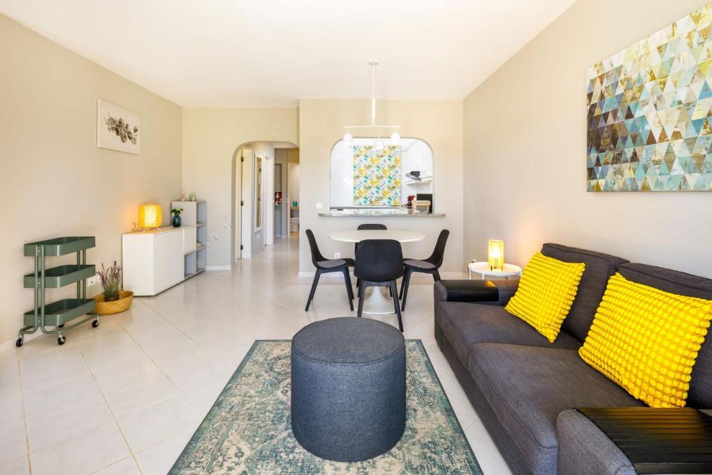 uma sala de estar com um sofá e uma mesa em Apartments Maria - Balaia 702 em Albufeira