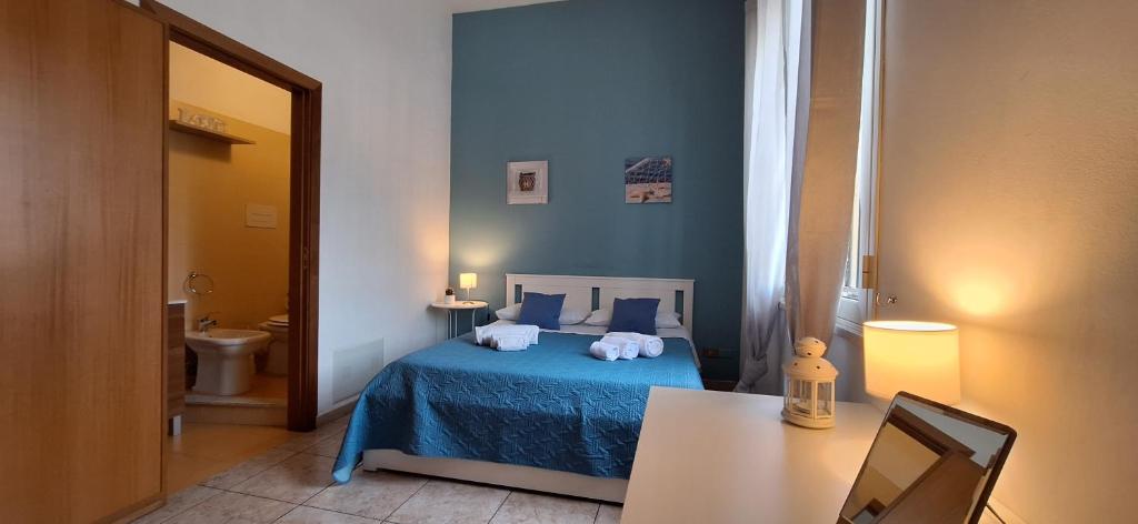 - une chambre avec un lit bleu et une salle de bains dans l'établissement Sea Room Aspra B&B, à Bagheria