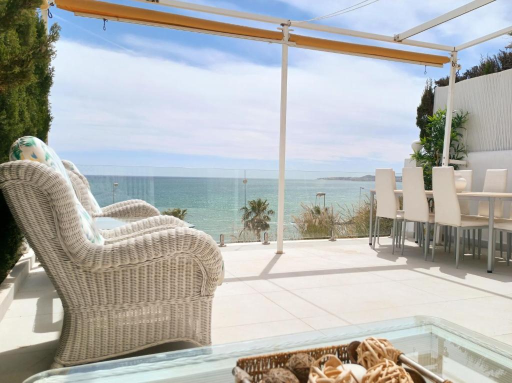 patio z widokiem na ocean w obiekcie Townhouse beachfront Benalmadena-Costa w mieście Benalmádena