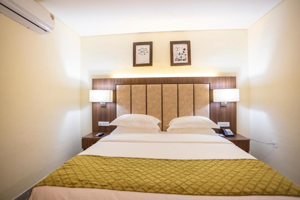 Ένα ή περισσότερα κρεβάτια σε δωμάτιο στο Jogor Hotel Ibadan