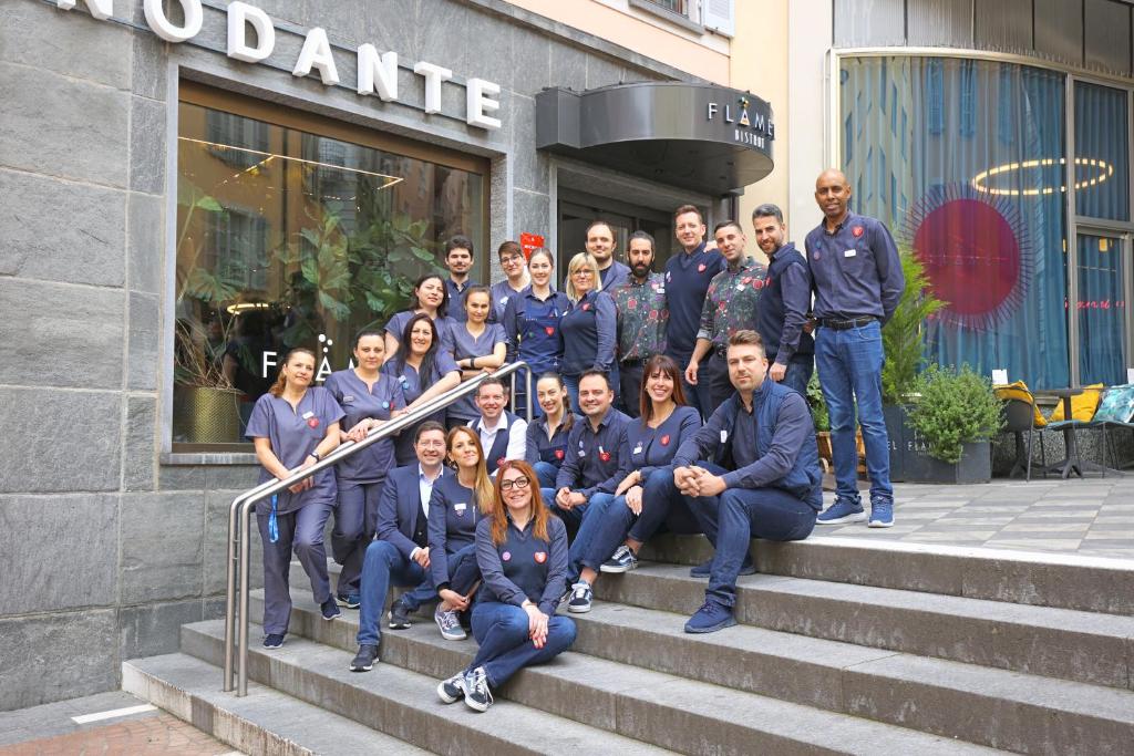 Eine Gruppe von Leuten, die vor einem Laden posieren in der Unterkunft LUGANODANTE - We like you in Lugano