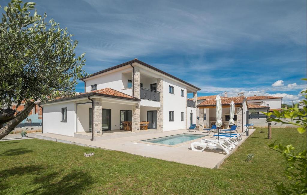 Lovely Apartment In Porec With Wifi