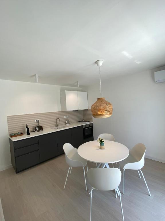 Kuchyňa alebo kuchynka v ubytovaní FeelAtHome Hvar Apartments