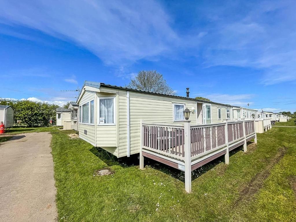 a row of mobile homes on the grass at Lovely 8 Berth Caravan With Decking At Sunnydale Park, Lincolnshire Ref 35091br in Louth