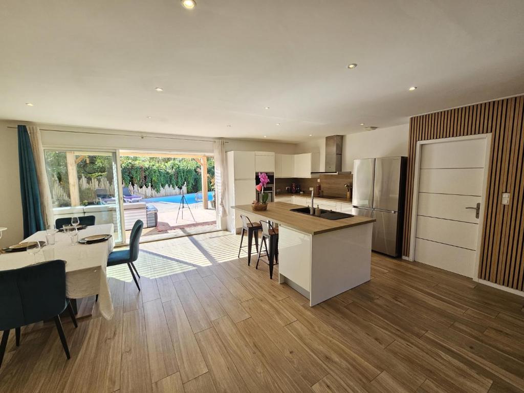 A kitchen or kitchenette at Charmante Villa de Standing, &agrave; 10 minutes des plages de Hy&egrave;res