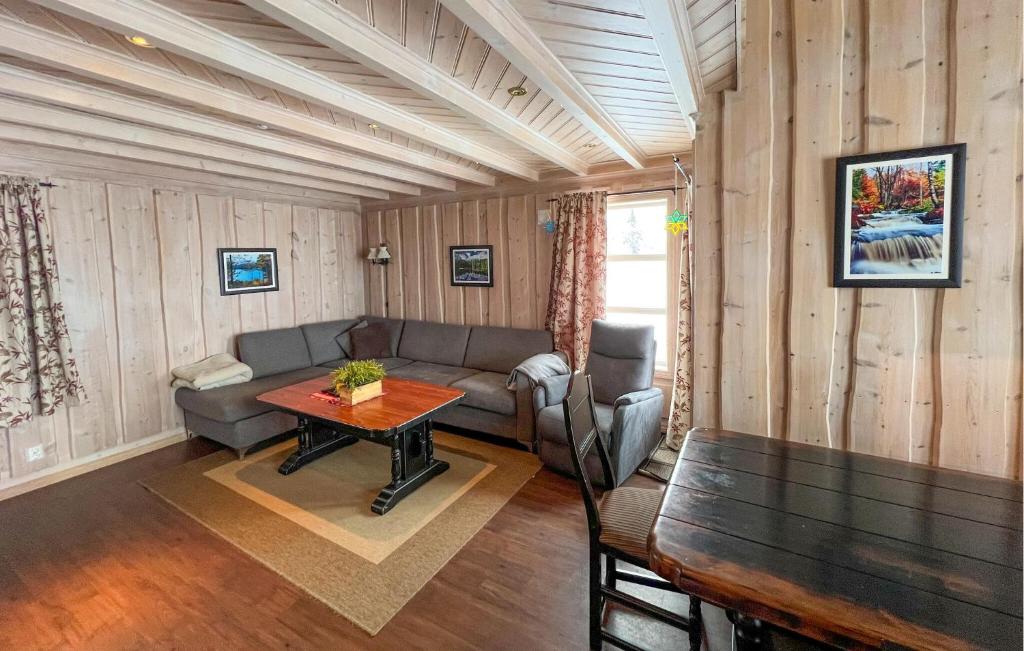 een woonkamer met een bank en een tafel bij Gorgeous Home In Venabygd With Sauna in Venabygd