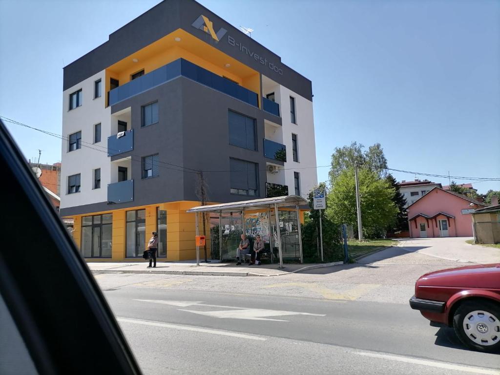 um edifício ao lado de uma rua em APARTMAN 3 em Brčko