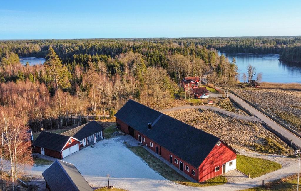 - une vue aérienne sur une ferme avec une grange dans l'établissement Awesome Apartment In Frndefors With Wifi, à Frändefors