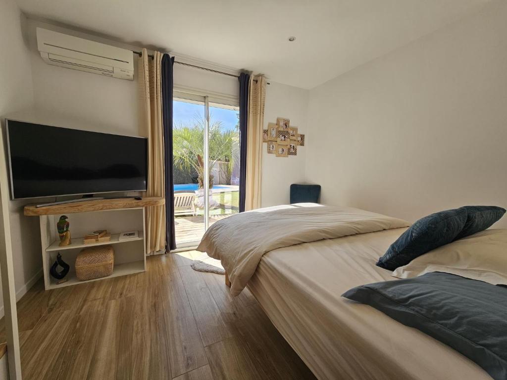 A bed or beds in a room at Charmante Villa de Standing, &agrave; 10 minutes des plages de Hy&egrave;res