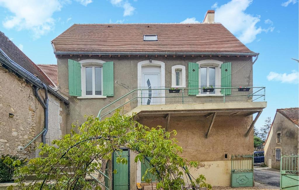 an old house with a green door and a balcony at Stunning Home In Thenay With Wifi in Thenay