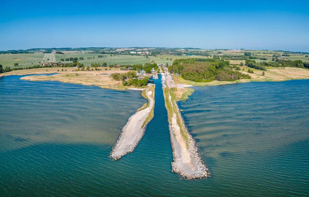 Vue aérienne de deux îles dans l'eau dans l'établissement Apartments Waterfront, à Sagard
