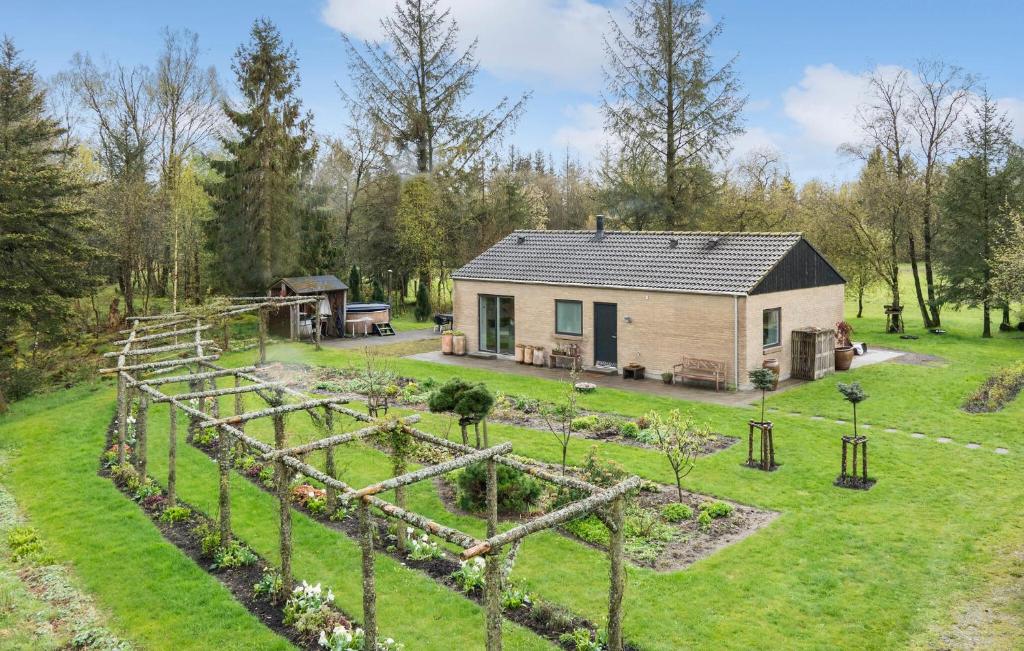 ヴォルバッセにあるGorgeous Home In Vorbasse With Kitchenの庭のある家