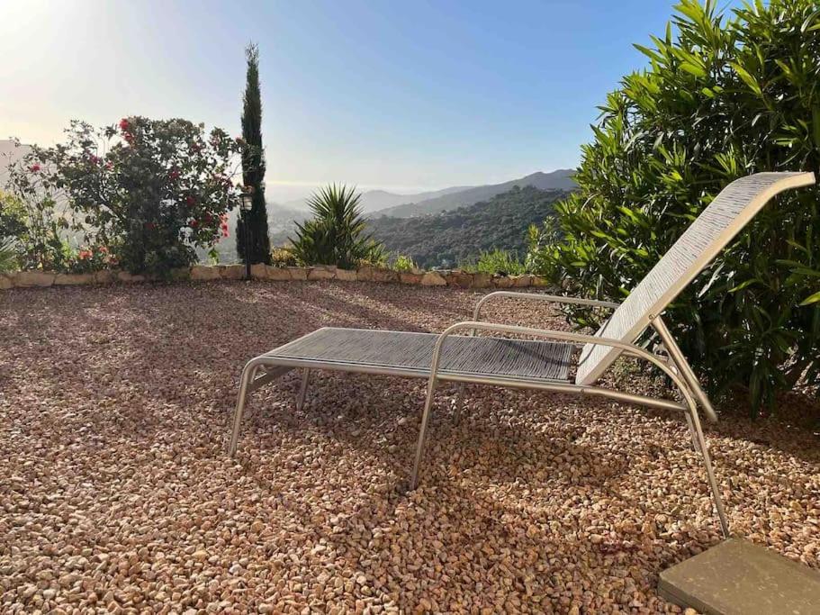 een stoel op een berg rotsen bij Studio 2 avec piscine & vue sur la baie d'Ajaccio in Alata