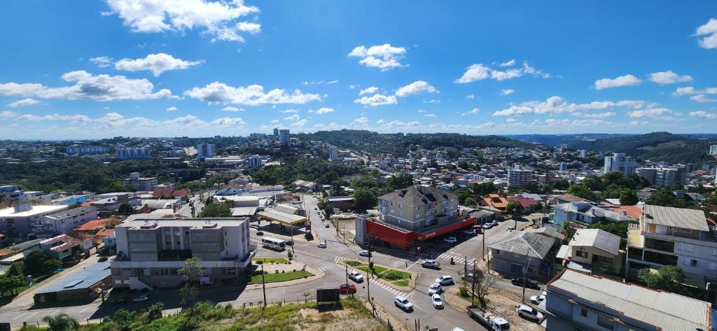 an aerial view of a city with cars at Apê BENTO com churrasqueira! in Bento Gonçalves