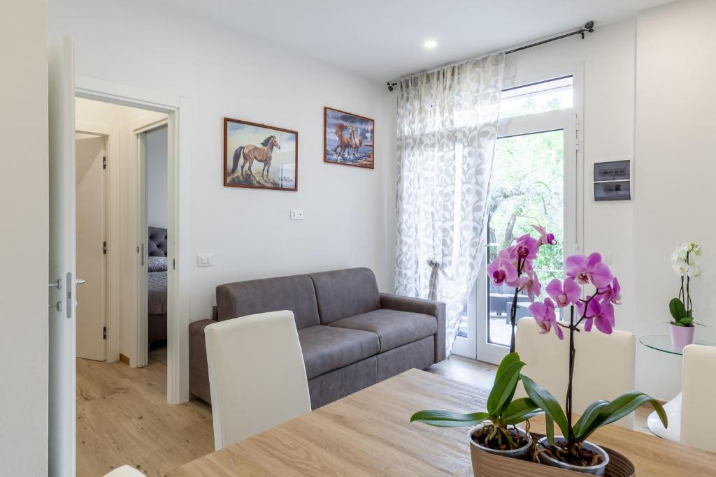 ein Wohnzimmer mit einem Sofa und einem Tisch in der Unterkunft Casa Eros in Bolano