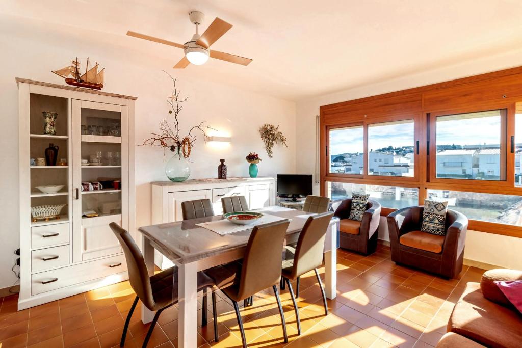 eine Küche und ein Esszimmer mit Tisch und Stühlen in der Unterkunft Sant Carles 23 - apartamento con vistas al mar in Girona