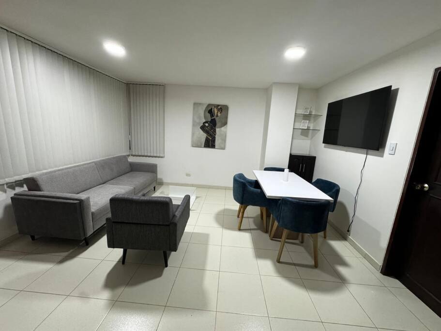 ein Wohnzimmer mit einem Sofa und einem Tisch in der Unterkunft Lujoso apartamento céntrico in Pereira