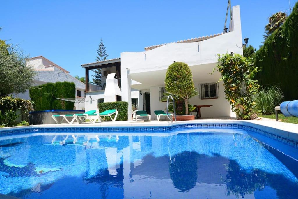 una piscina frente a una casa en High Quality, Spacious, 4 Bedroom private Villa, en Santa Fe de los Boliches