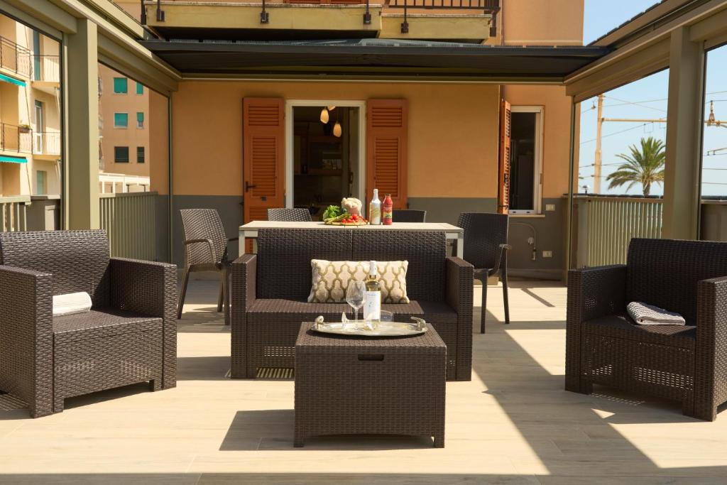 Posedenie v ubytovaní Terrazza sul mare a Pietra Ligure