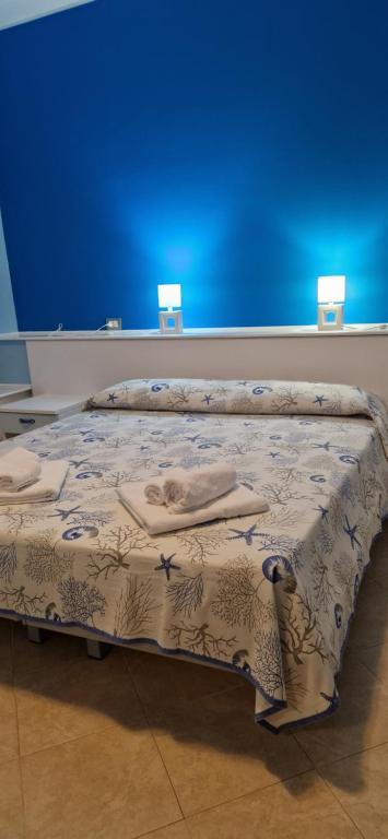 アルゲーロにあるB&B Casa Miaの青い壁のドミトリールームのベッド1台分です。